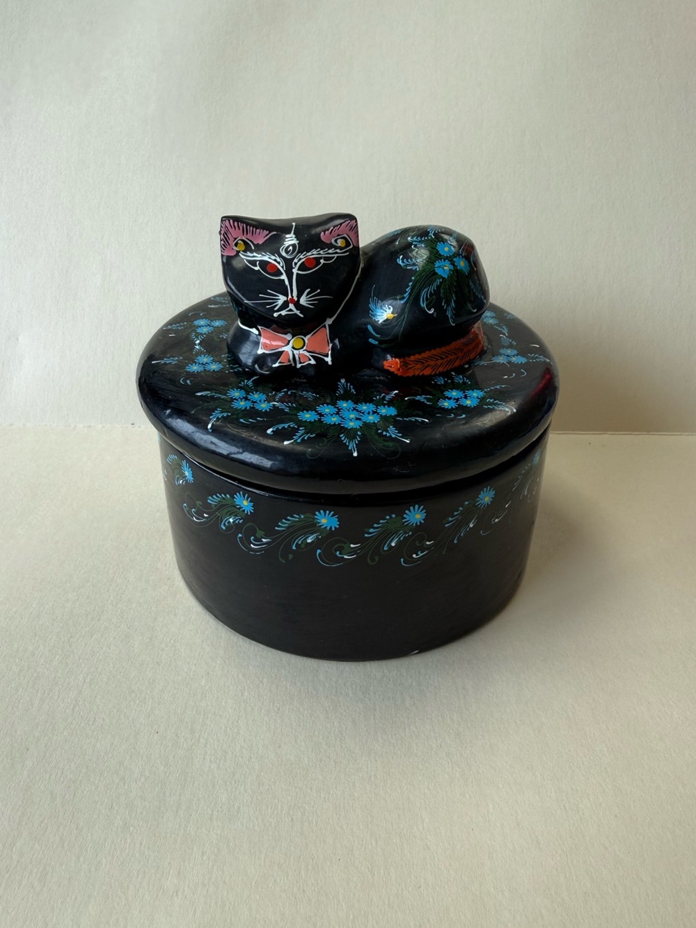 Vintage Thailand Hand-Painted Black Lacquer Floral Round Trinket Box w/ Cat Lid.